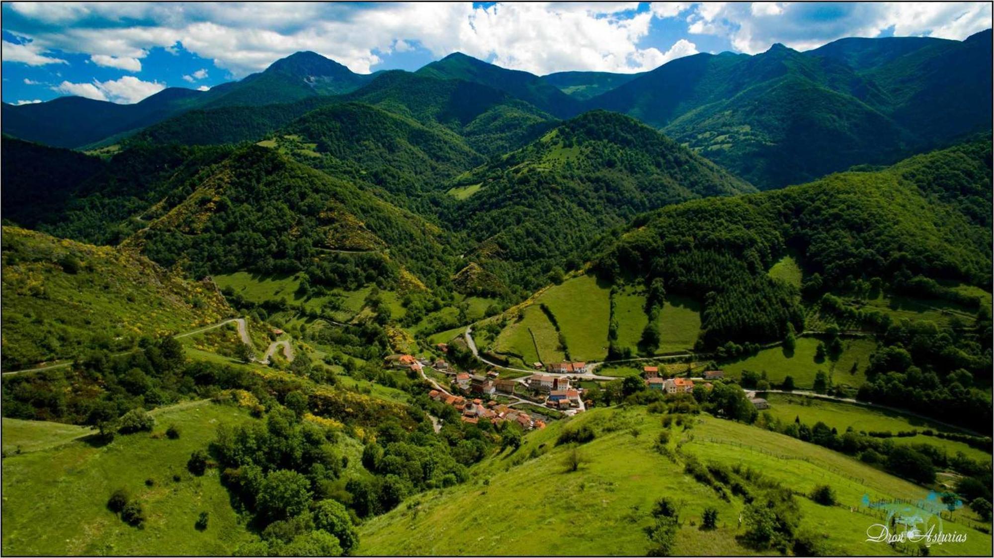 Apartamentos Turisticos El Balcon De Llavandes Colombres Luaran gambar